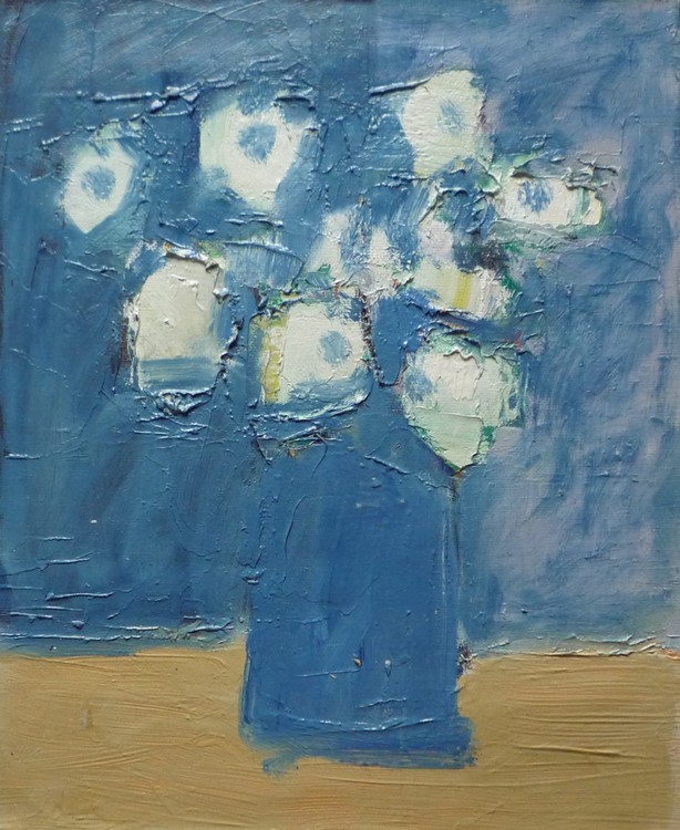 Bouquet de fleurs blanches au vase bleu